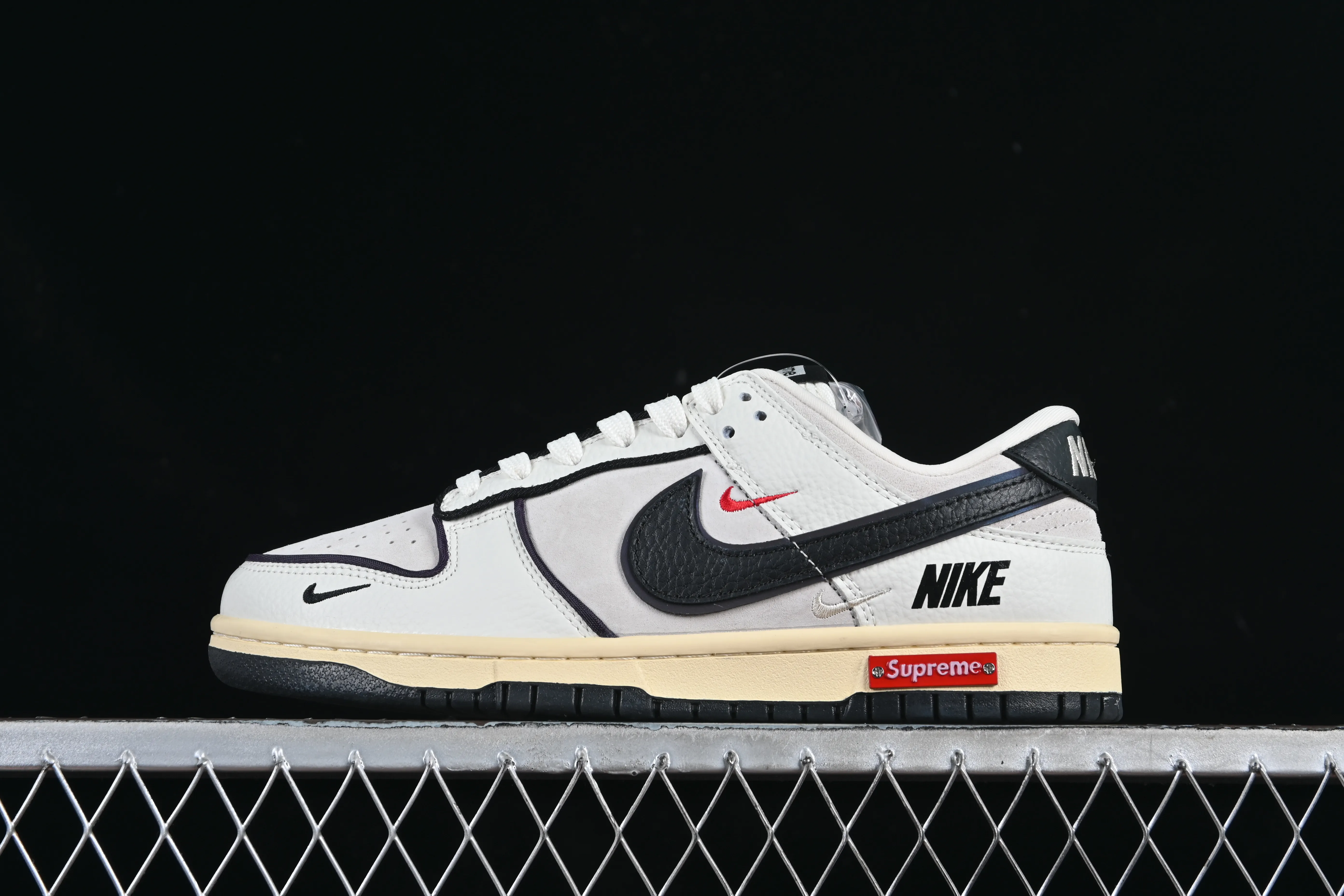 All categories Nk SB Dunk Series Nk SB Dunk Low High-end customized low-top sneakers Nike SB Dunk Low Sup joint white and black discoloration Anniversary high-end customized low-top casual sneakers SC9207-409